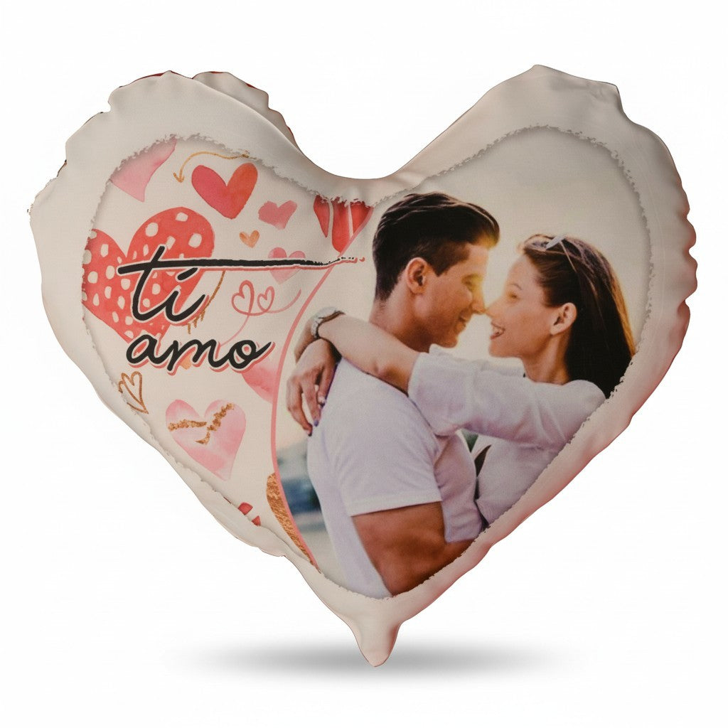 Cuscino a forma di cuore FotoGrafica personalizzato con foto di coppia e scritta romantica ti amo su sfondo bianco
