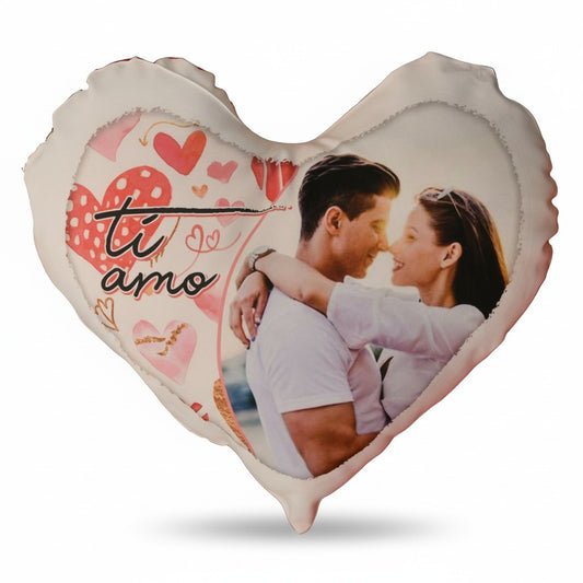 Cuscino a forma di cuore FotoGrafica personalizzato con foto di coppia e scritta romantica ti amo su sfondo bianco