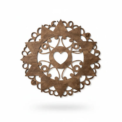 Decorazione da parete FotoGrafica in legno scuro con intagli a forma di cuore e motivi geometrici circolari