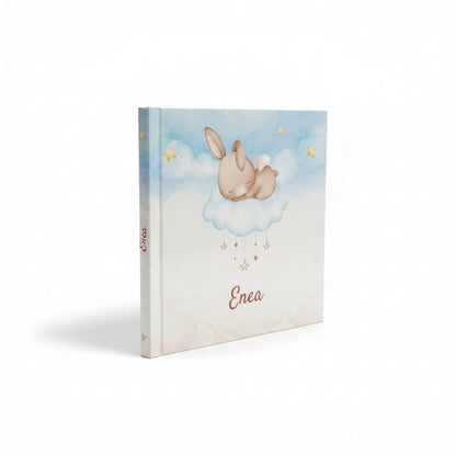 Fotolibro Offset Copertina Rigida FotoGrafica con illustrazione di coniglietto che dorme su una nuvola e nome Enea