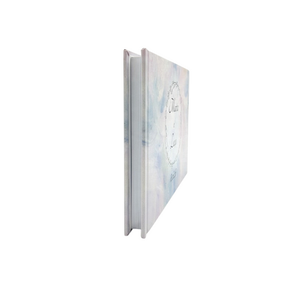 Fotolibro FotoGrafica con copertina rigida personalizzata, design dai toni pastello sfumati e vista laterale