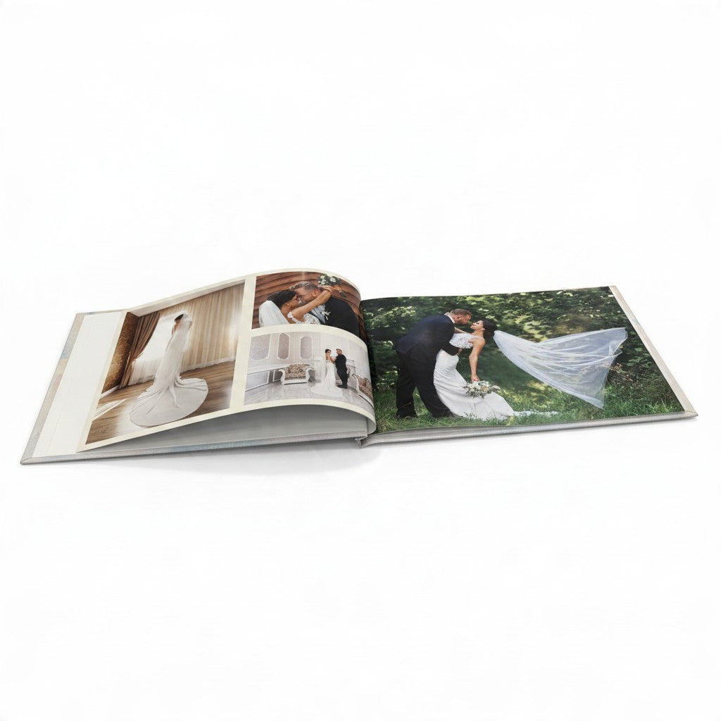 Fotolibro FotoGrafica con copertina rigida aperto su un tavolo che mostra un album fotografico di matrimonio