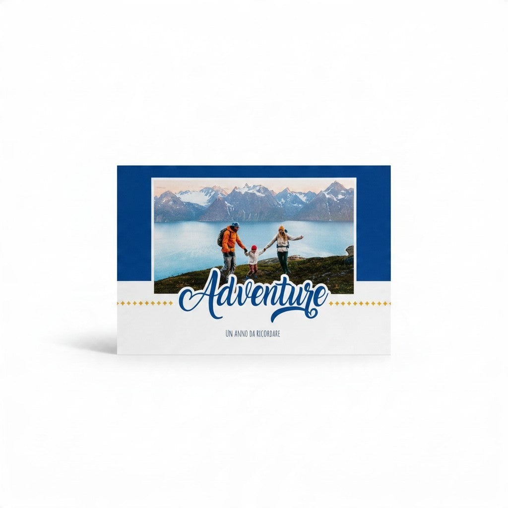 Fotolibro offset FotoGrafica 15x21 con copertina blu e scritta Adventure, ideale per raccogliere ricordi di viaggio.