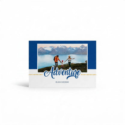 Fotolibro offset FotoGrafica 15x21 con copertina blu e scritta Adventure, ideale per raccogliere ricordi di viaggio.