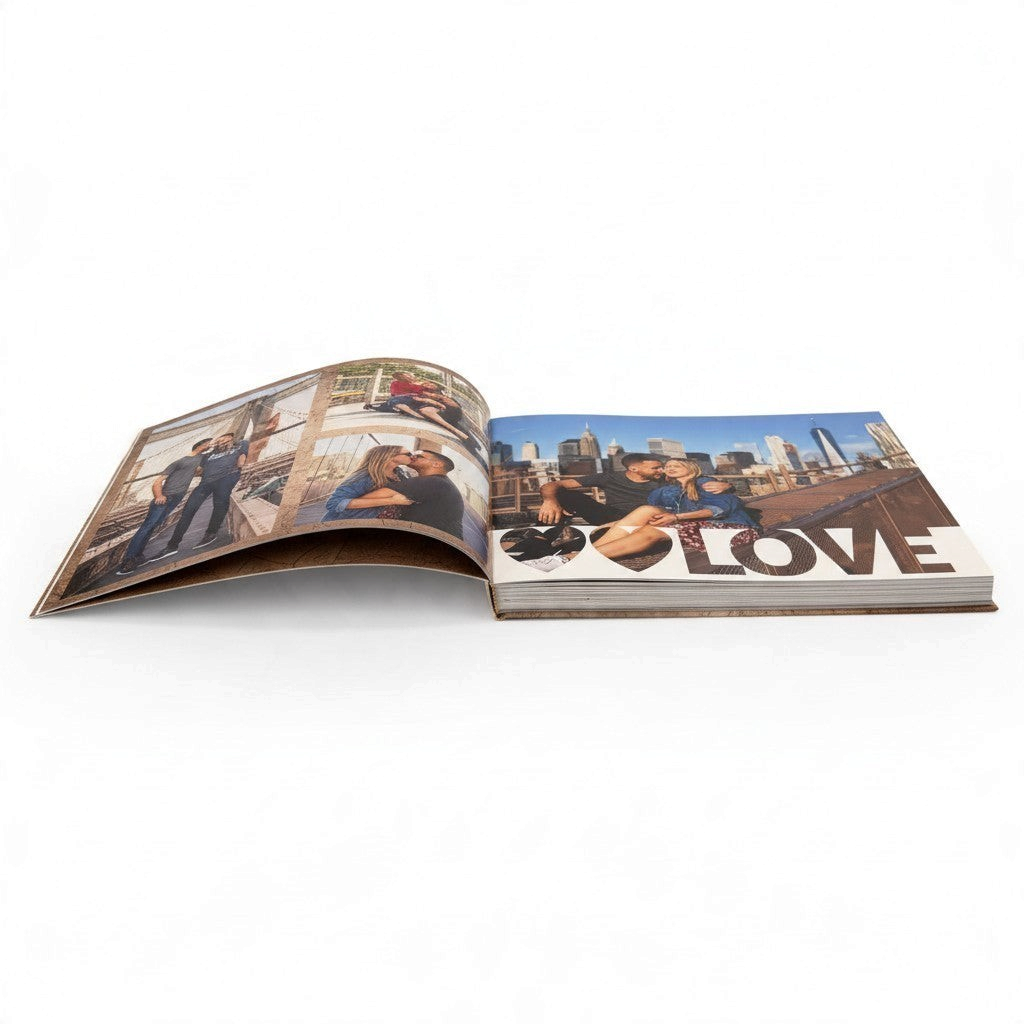 Fotolibro offset FotoGrafica 15x21 aperto con pagine che mostrano fotografie di coppia in uno scenario urbano
