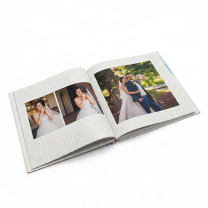 Fotolibro Offset Copertina Rigida FotoGrafica aperto con foto di matrimonio su pagine bianche decorate