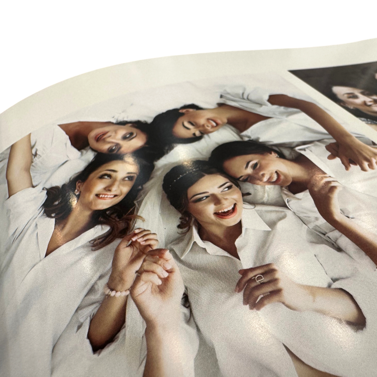 Fotolibro FotoGrafica con copertina rigida e stampa offset di alta qualità che mostra foto di gruppo di spose