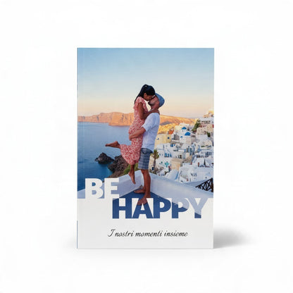 Fotolibro FotoGrafica verticale con copertina personalizzata che mostra una coppia in vacanza a Santorini