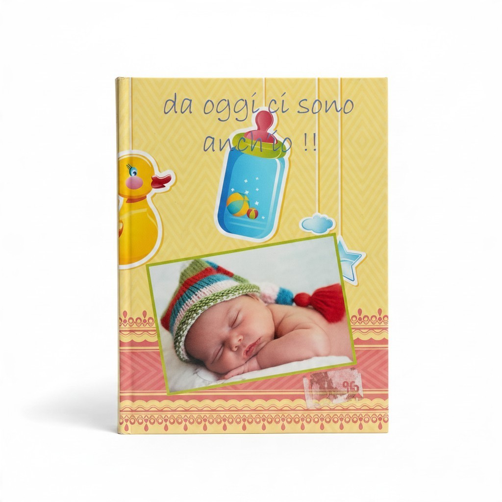 Fotolibro verticale FotoGrafica con copertina rigida personalizzata per neonati, sfondo giallo e foto di un bebè