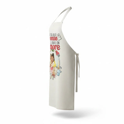 Grembiule da cucina bianco FotoGrafica personalizzato con foto di famiglia e scritta rossa, vista laterale