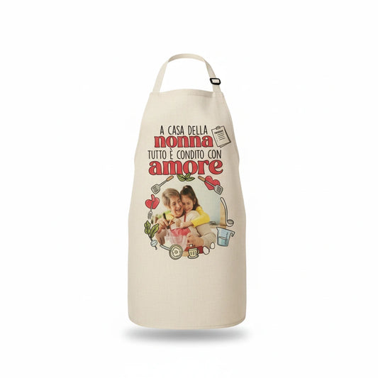 Grembiule FotoGrafica personalizzato color crema con stampa fotografica di nonna e nipote e scritta A casa della nonna