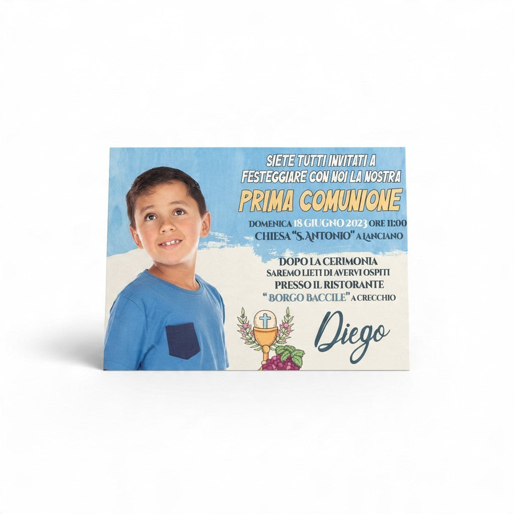 Invito personalizzato FotoGrafica per Prima Comunione con foto di bambino, sfondo azzurro e simboli religiosi