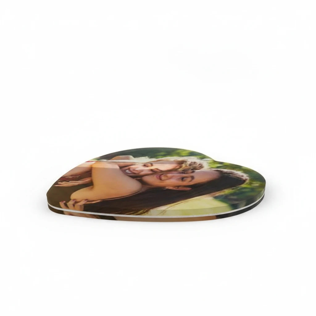 Magnete portafoto a forma di cuore FotoGrafica con stampa personalizzata di due persone che si abbracciano