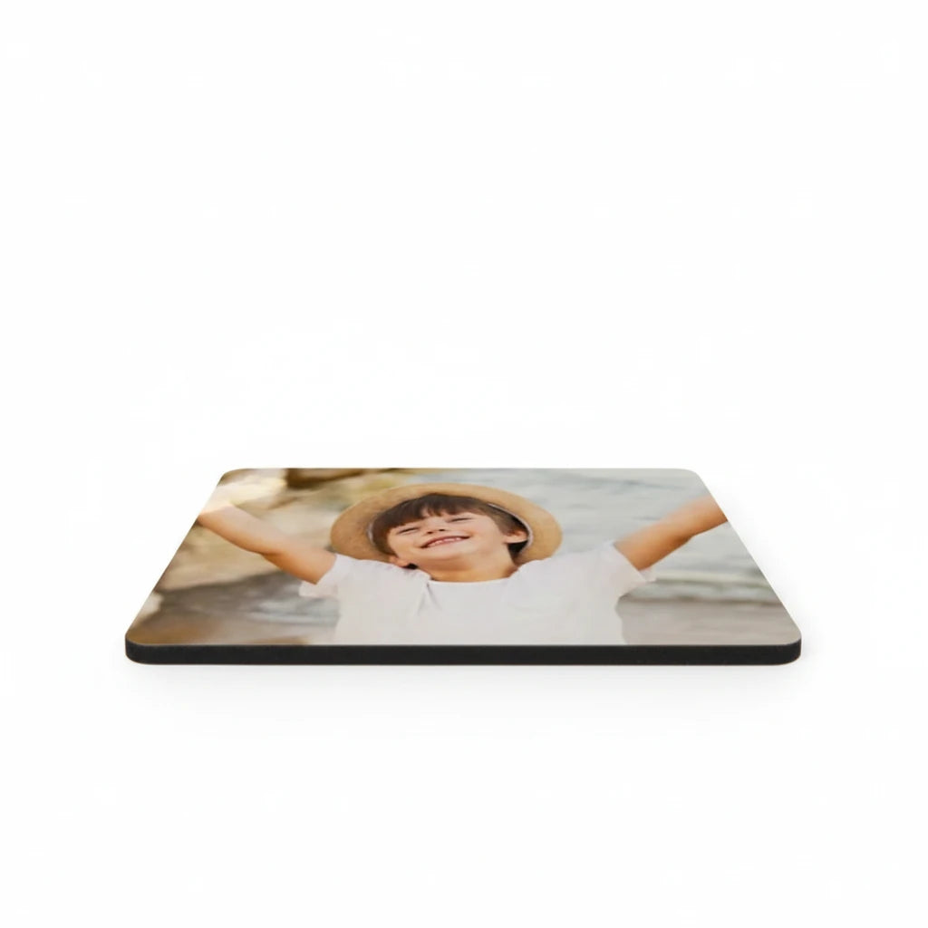 Magnete portafoto quadrato FotoGrafica con la stampa di un bambino sorridente con cappello di paglia