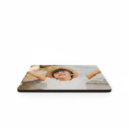 Magnete portafoto quadrato FotoGrafica con la stampa di un bambino sorridente con cappello di paglia
