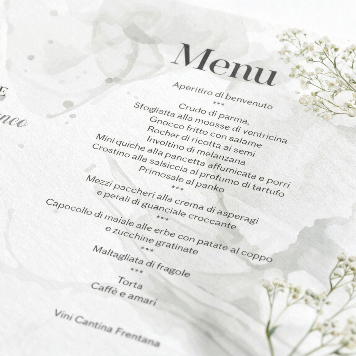 Menu di nozze FotoGrafica con decorazioni floreali delicate e font elegante su carta bianca di alta qualità
