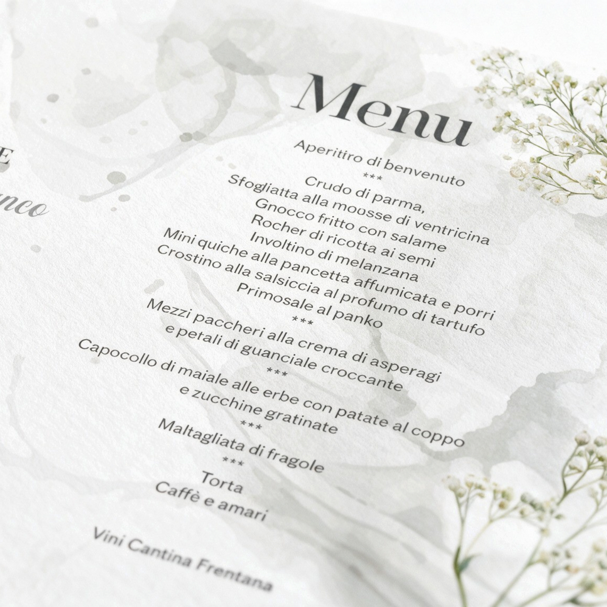 Menu di nozze FotoGrafica con decorazioni floreali a gypsophila e fedi nuziali su carta bianca elegante