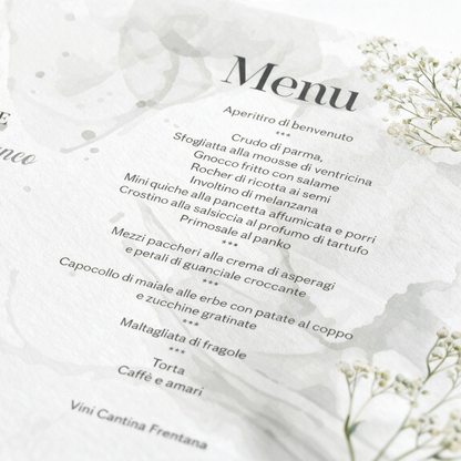 Menu di nozze FotoGrafica con decorazioni floreali a gypsophila e fedi nuziali su carta bianca elegante