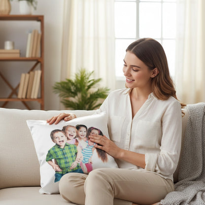 Donna sorridente tiene un mini cuscino FotoGrafica personalizzato con una foto di bambini stampata su tessuto bianco