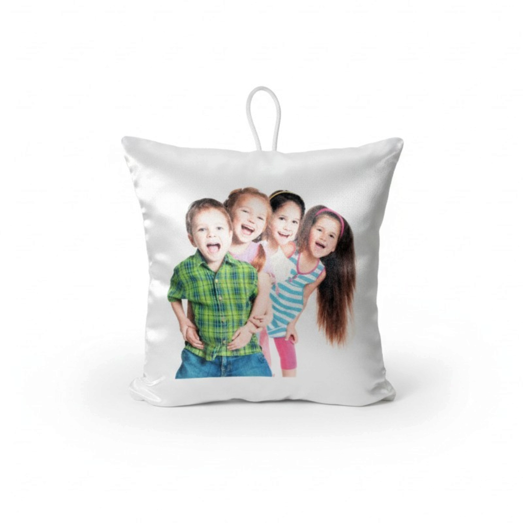 Mini cuscino bianco FotoGrafica personalizzato con una foto di quattro bambini sorridenti, ideale come regalo.