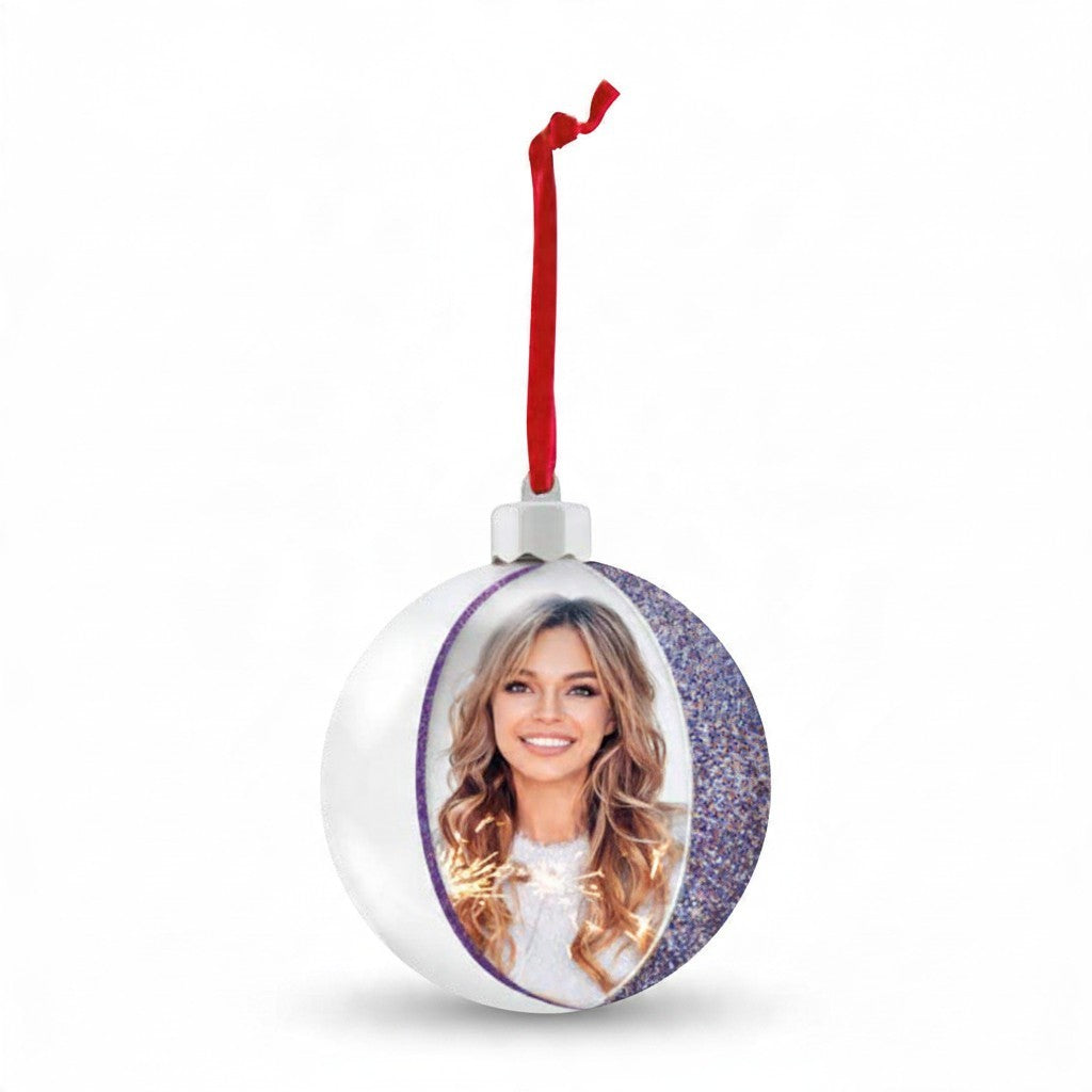 Pallina di Natale FotoGrafica personalizzabile con foto, decorazione bianca e glitter viola con nastro rosso