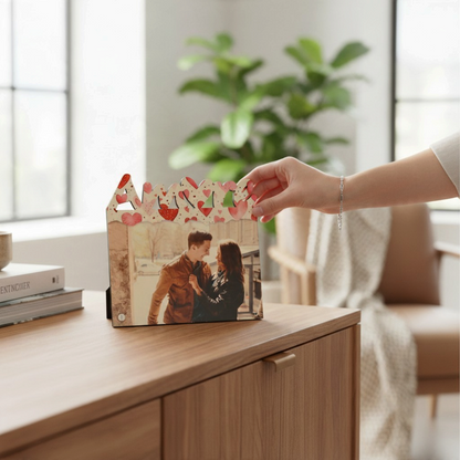 Pannello decorativo personalizzato FotoGrafica con scritta Amore e foto di coppia su mobile in legno