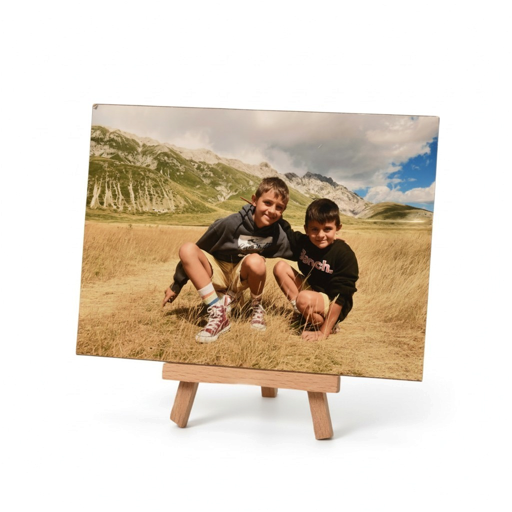 Pannello decorativo FotoGrafica con stampa fotografica di due bambini in un prato montano su cavalletto in legno