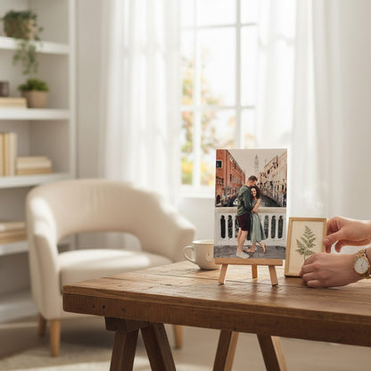 Pannello decorativo FotoGrafica con foto di coppia su cavalletto in legno posizionato su un tavolo in soggiorno