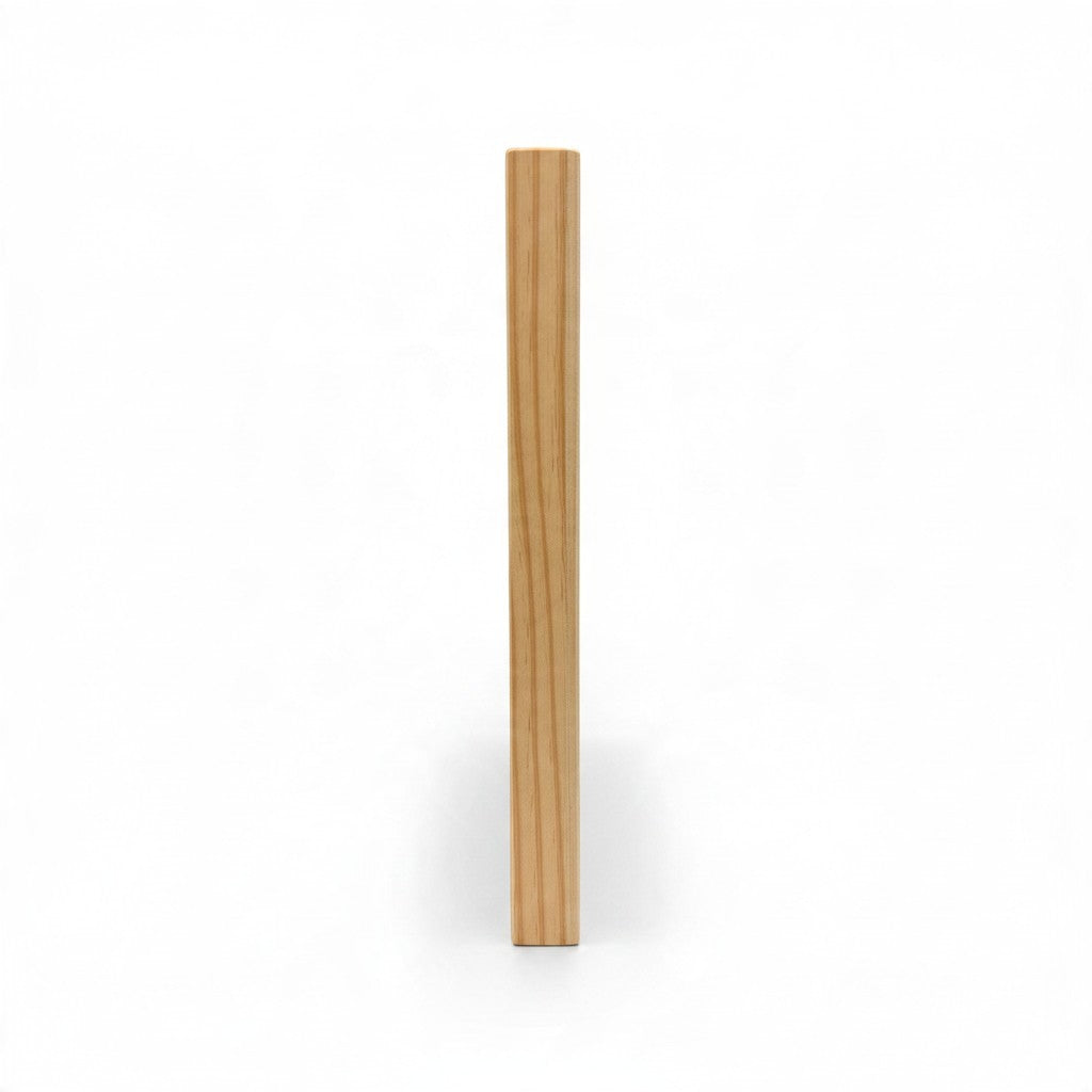 Vista laterale di un pannello in legno FotoGrafica con finitura naturale e design minimalista su sfondo bianco