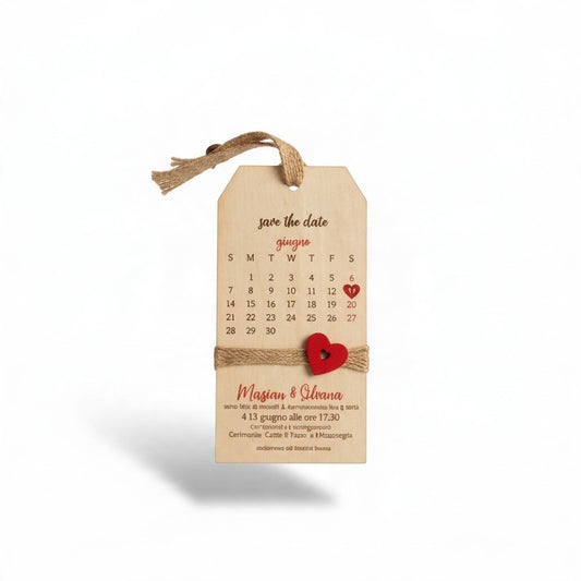 Partecipazione di nozze FotoGrafica in legno a forma di etichetta con calendario, cuore rosso e cordino in juta