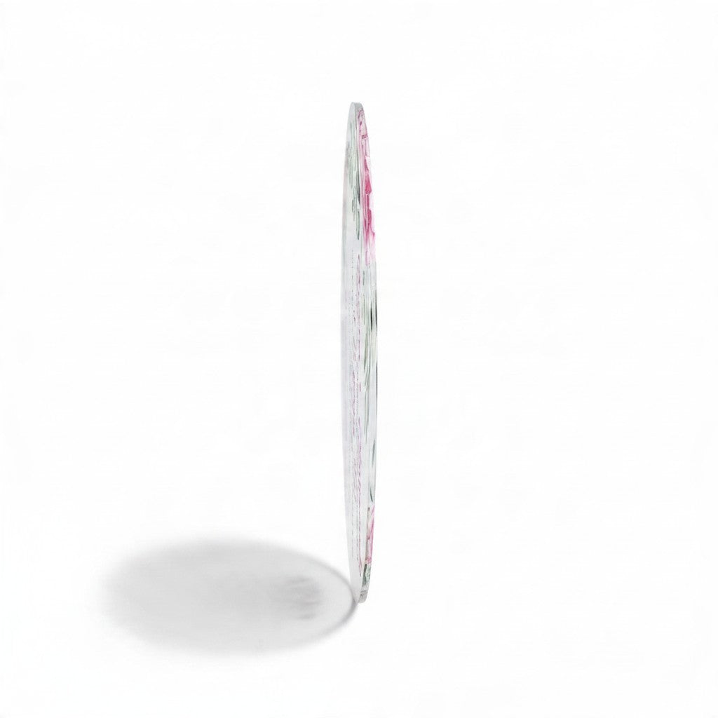 Partecipazione di nozze FotoGrafica rotonda con decorazioni floreali rosa vista di profilo su sfondo bianco