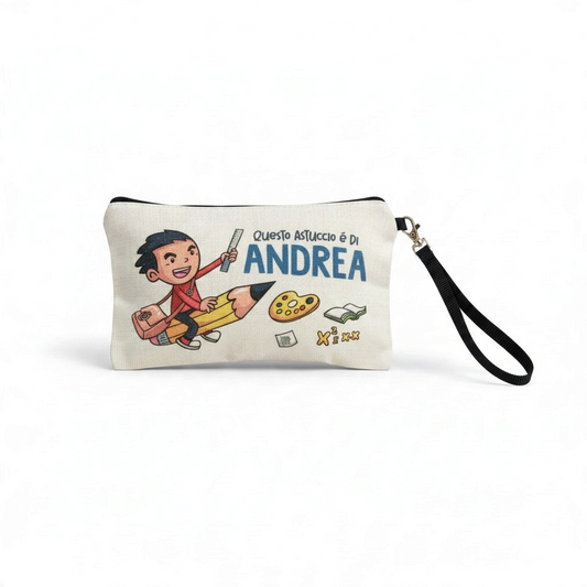 Pochette in tessuto FotoGrafica personalizzata con illustrazione di un bambino su una matita e nome Andrea