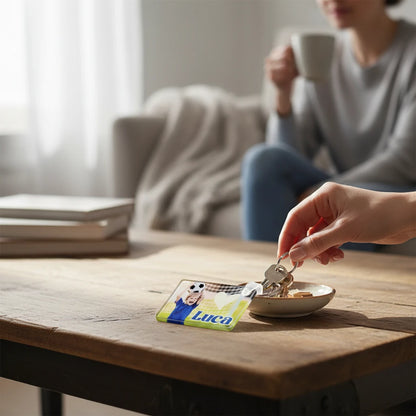 Portachiavi personalizzato con foto FotoGrafica rettangolare con immagine di un bambino su un tavolo in legno