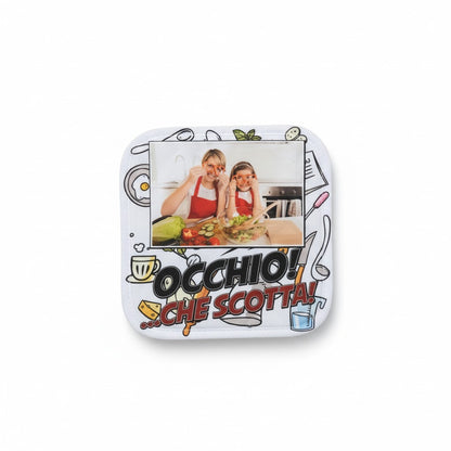 Presina da cucina personalizzabile FotoGrafica con foto di famiglia e scritta divertente Occhio che scotta