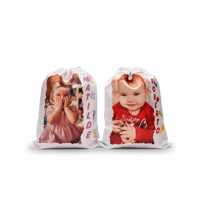 Due sacche per cambio FotoGrafica personalizzate con foto di bambini e nomi stampati, ideali per asilo e nido.