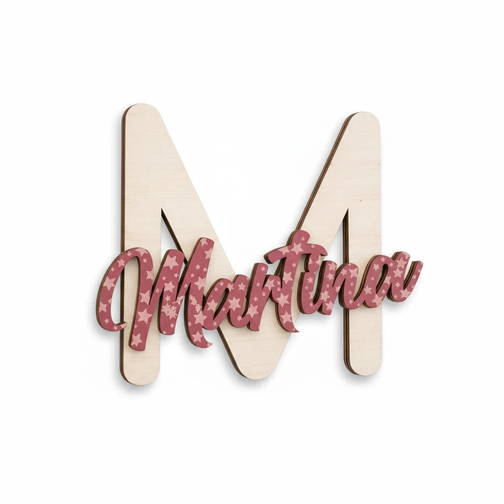 Scritta nome personalizzata FotoGrafica in legno con lettera M grande e nome Martina rosa a fantasia stelline
