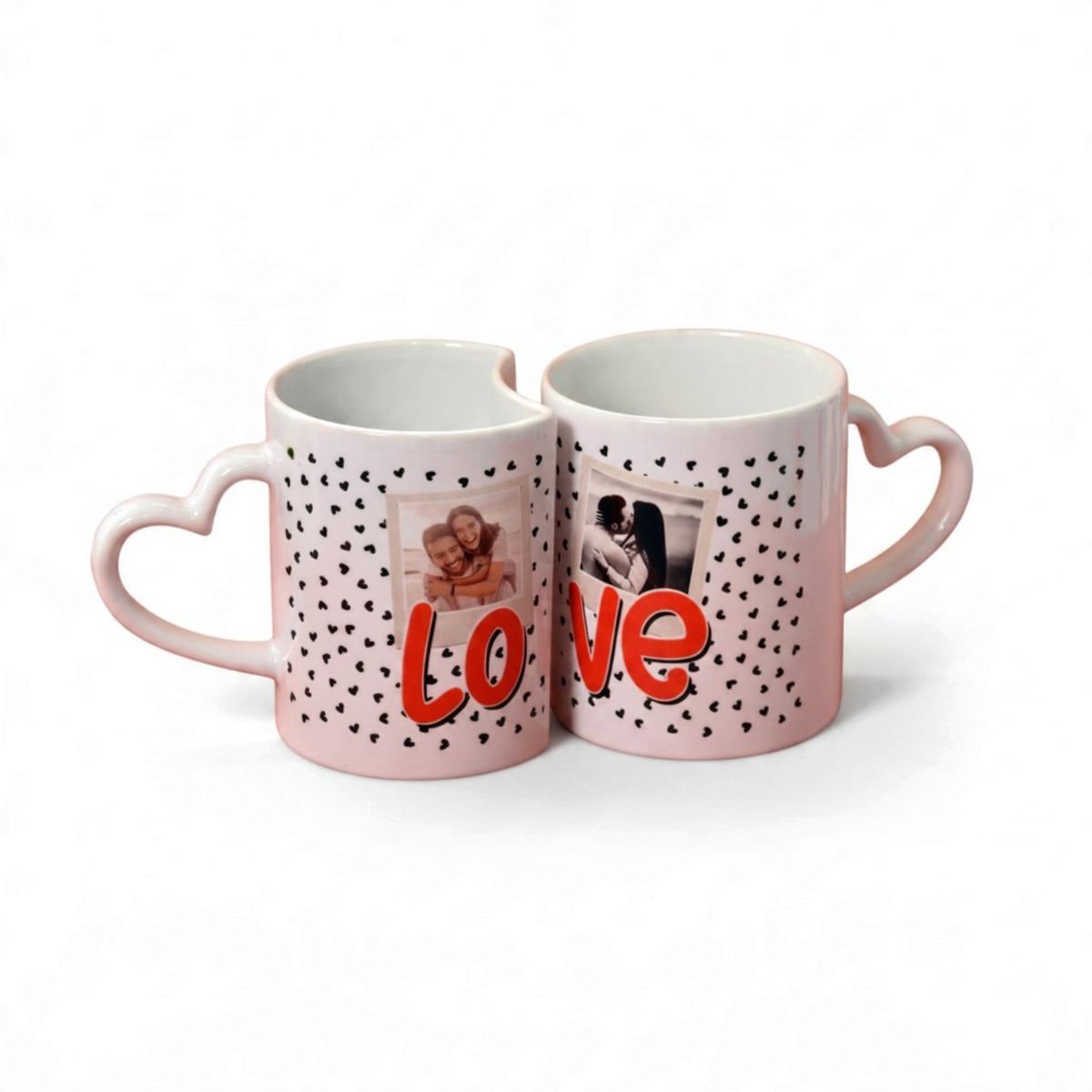 Set di due tazze FotoGrafica con manici a cuore, personalizzabili con foto e stampa di cuoricini, regalo romantico
