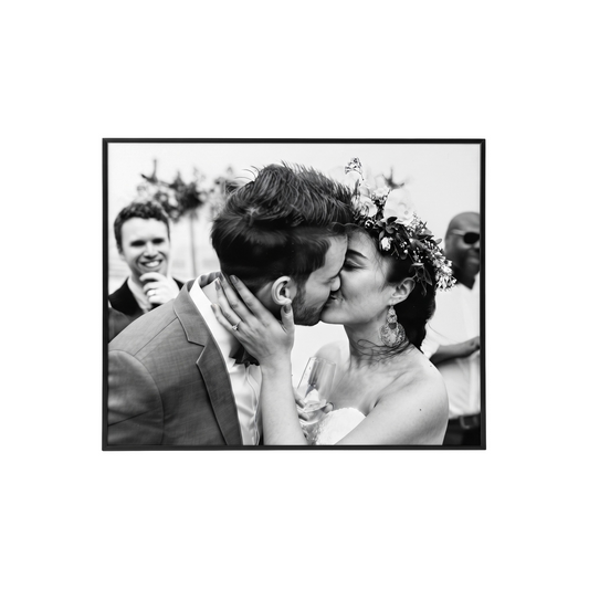 Stampa fotografica in bianco e nero di una coppia che si bacia, incorniciata in un moderno Metal Frame FotoGrafica.