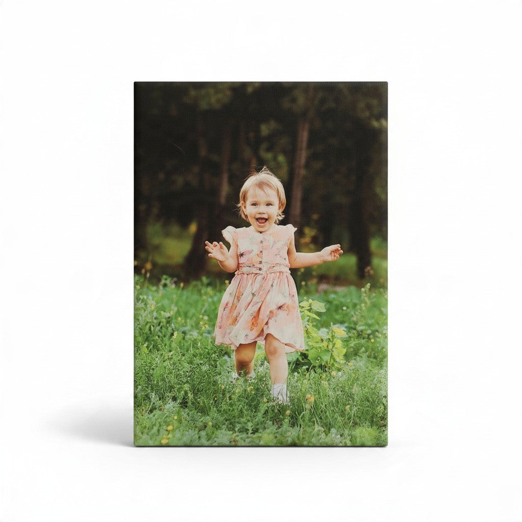 Stampa su tela FotoGrafica con ritratto di bambina che corre in un prato, design artistico personalizzato