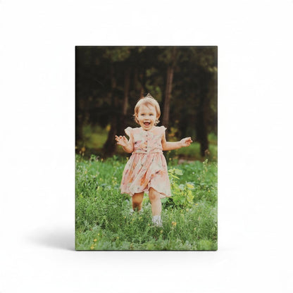 Stampa su tela FotoGrafica con ritratto di bambina che corre in un prato, design artistico personalizzato