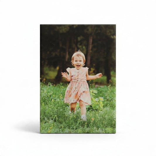 Stampa su tela FotoGrafica con ritratto di bambina che corre in un prato, design artistico personalizzato