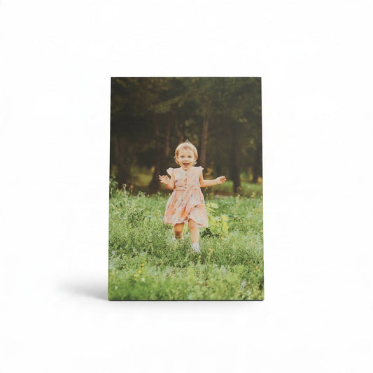 Stampa su tela FotoGrafica con collage fotografico di una bambina che corre in un prato, design moderno e artistico.