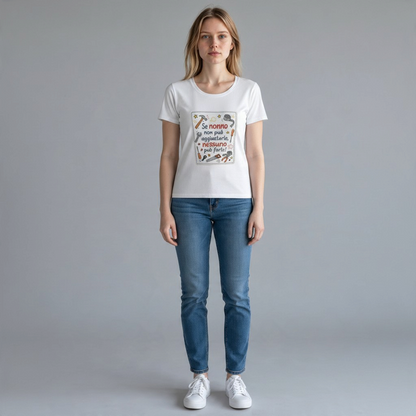 Donna indossa una T-shirt bianca FotoGrafica personalizzata con scritta dedicata al nonno e icone di attrezzi