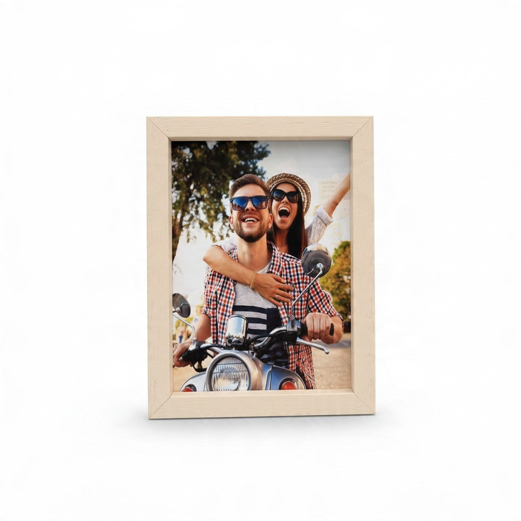 Targa cornice FotoGrafica in legno chiaro con foto di coppia felice su scooter, design moderno e adesivo incluso