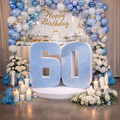 Scritta personalizzata 60 glitterata azzurra FotoGrafica per allestimento compleanno con palloncini e fiori