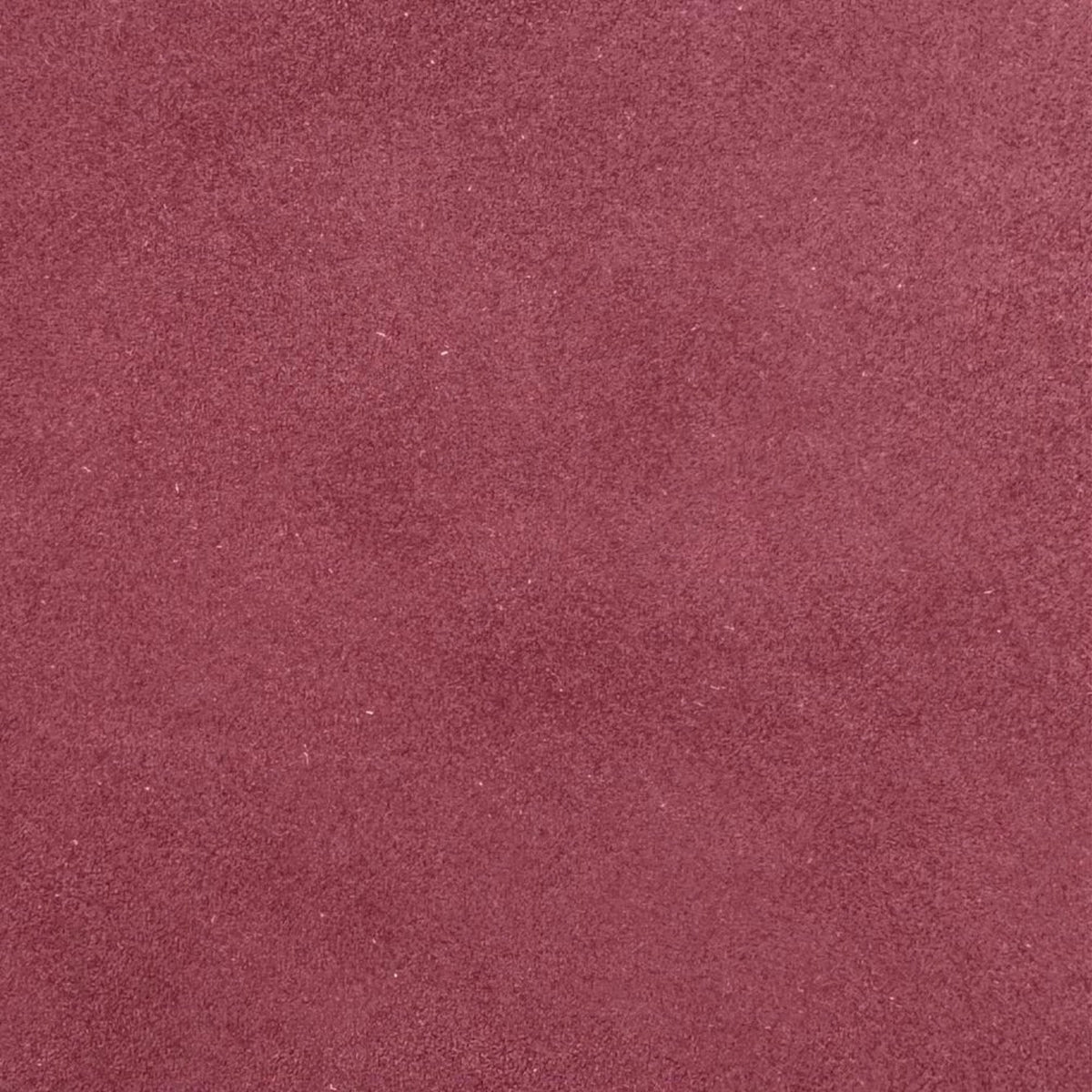 Dettaglio della texture in camoscio rosso scuro della copertina del fotolibro Sweet Book di FotoGrafica