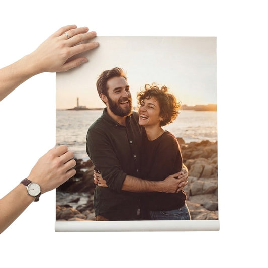 Stampa fotografica 50x70 FotoGrafica che mostra una coppia felice abbracciata al tramonto sulla spiaggia